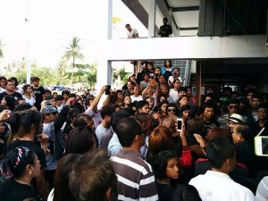 About 500 people surround the police station in Koh Phangan on Friday to press police to better handle a murder case
