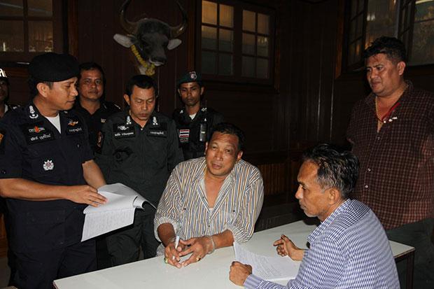 Police question Chanin Phetsri (centre) after arresting him on charges of attempted murder in connection with gunfire at a resort next door to a property he owns at Haad Rin beach on Koh Phangan on Jan 12. (Photo with friendly support from Bangkok Post by Supapong Chaolan)