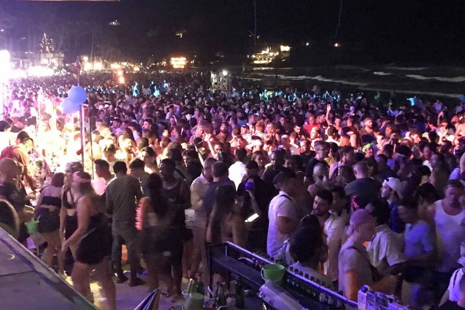 20.000 tourists took part in first Full Moon Party of 2023 Koh
